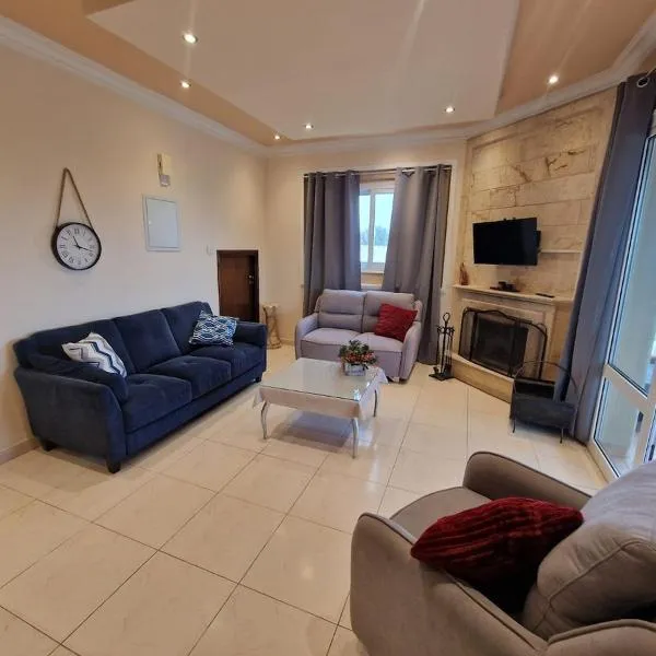Family House 1 near Paphos airport, ξενοδοχείο στην Πάφο
