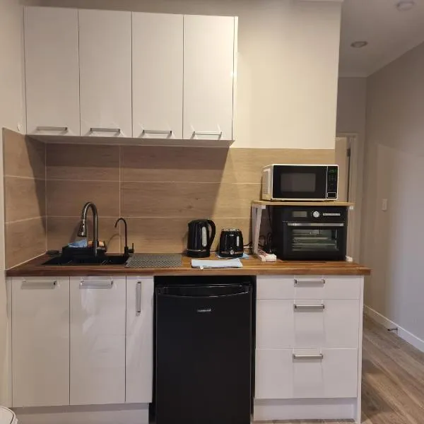 BEHOME - Modern Guest Suite, hotel in Kumeu