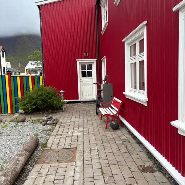 Newly renovated house in the old part of Isafjordur sleeps 5 in 3 bedrooms, hotel v destinaci Ísafjörður