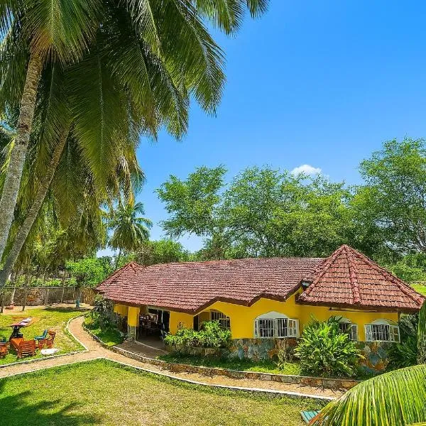 Rent your own private beach bungalow，位于Ampeni的酒店