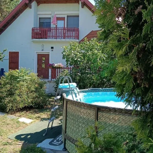 Two bedroom apartment with swimming pool, hotel in Gyenesdiás