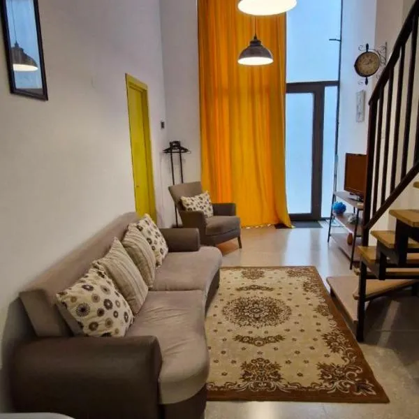 Yellow apartment، فندق في تبليسي