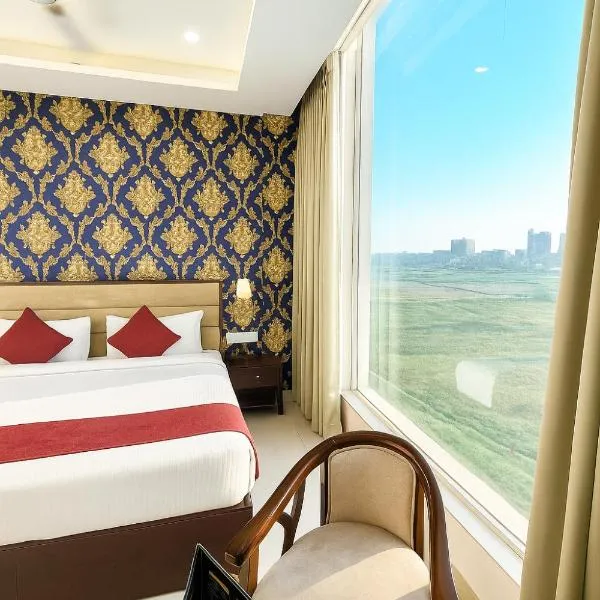Hotel Lycoris Zirakpur Chandigarh !! Main Highway Hotel ! Lift ! Large Parking ! Premium AC Rooms ! Traveler choice, hotel in Zirakpur