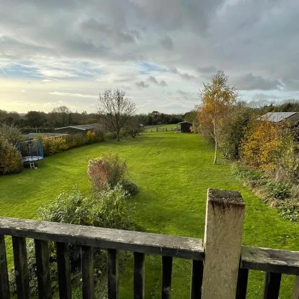 Private Countryside Annexe with Exclusive Wood Burner, Outdoor Hot Shower & Views, hotel em Medstead