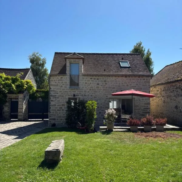 La Grangerie - Maison en pierre centre village, hotel em Arbonne
