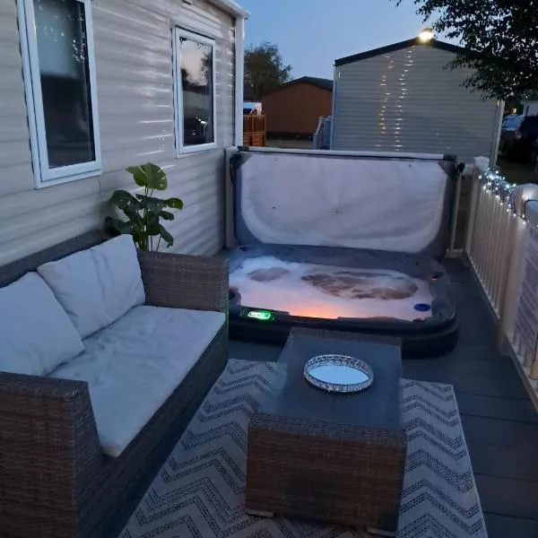 Lovely Hot Tub Caravan Tattershall, hotel in Tattershall