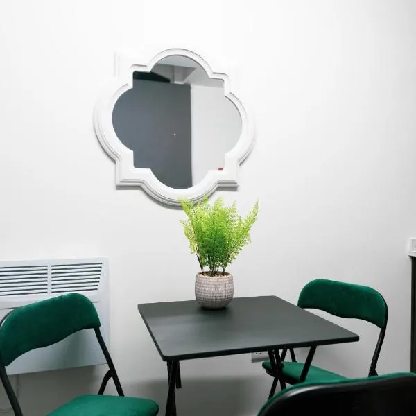 Credit Corner Studio, hotel a Brierley Hill