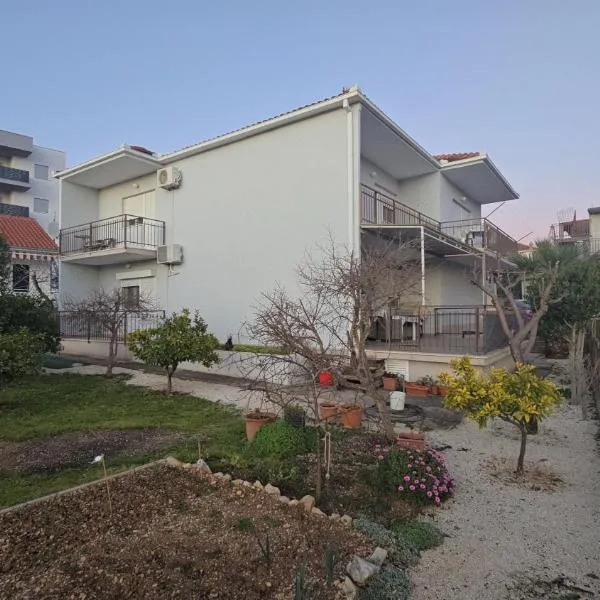 Anić Apartment, hotel in Seget Vranjica