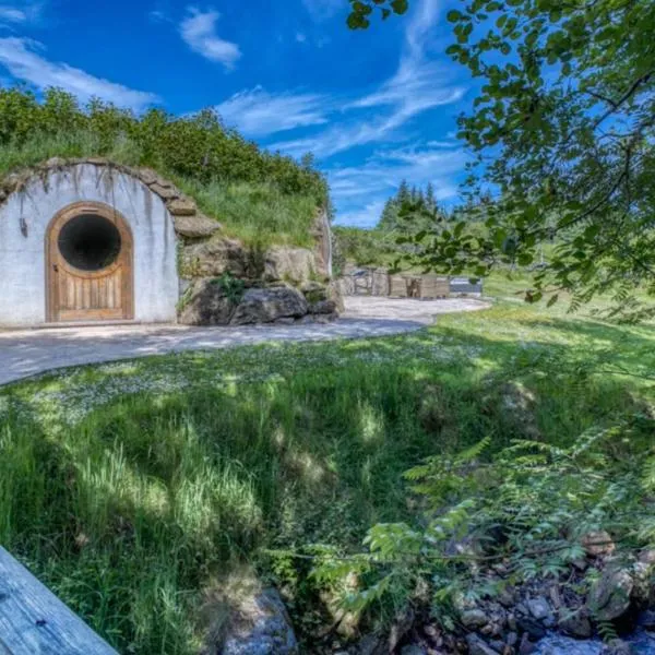 The Warren - Hobbit House and Hot Tub at Loch Tay, Hotel in Lawers