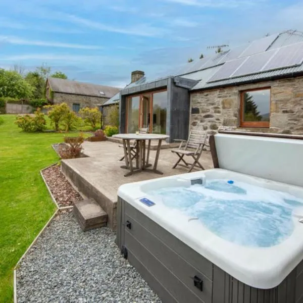 Sams Cottage with Loch Tay Vistas and Hot Tub, hotel u gradu Lawers