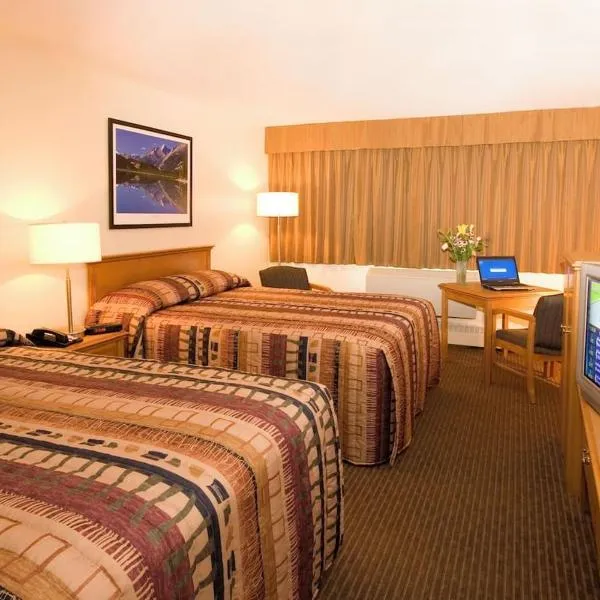Woodlands Inn & Suites, hotel in Fort Nelson
