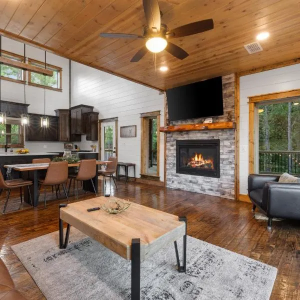 Rustic Escape Hot Tub & BBQ, hotel din Broken Bow