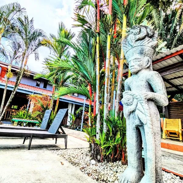 Intimate Earthy Vibe - Room in a Tropical Paradise, hotel in Herradura