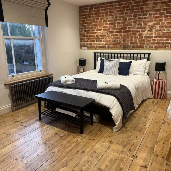Holt GRDN House A beautiful 1 bedroom house with freestanding bathtub and log burners, hotel in Holt