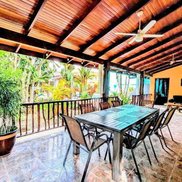 Lovely Tropical Ensuite Bedroom - Pool AC Hot H2O, hótel í Herradura