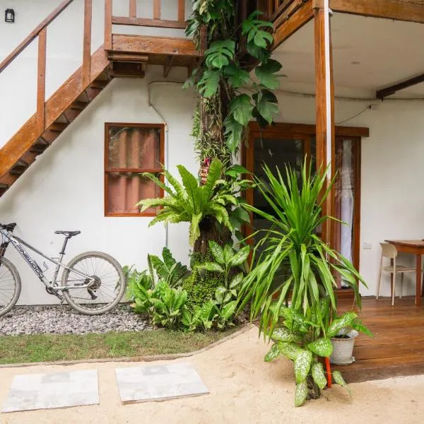 The Garden Room - Comfy apartment with workspace, hotel a General Luna