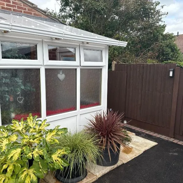 16 BENTLEY ROAD - Uttoxeter, ENTIRE HOLIDAY HOME, COSY ACCOMMODATION, hotel in Uttoxeter
