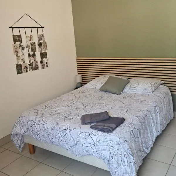 Logement au calme, avec vue dégagée, Hotel in Ardoix