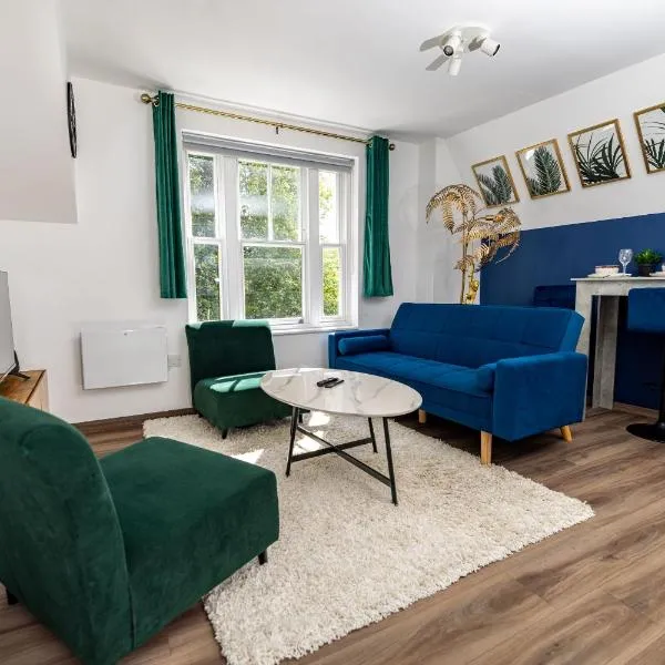 Modern 2-Bed Apartment - Near Train and Town - Parking Available, hotelli kohteessa High Wycombe