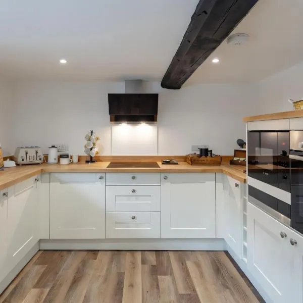 Stylish 2-bed 16th-century apartment in Petersfield town centre,, hotel in Petersfield