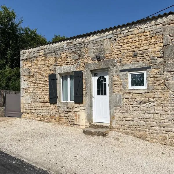 Studio, hotel in Nanteuil-en-Vallée