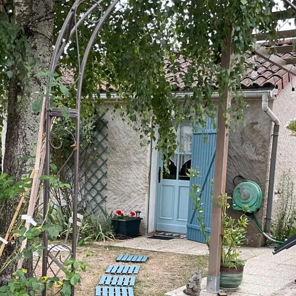 STUDIO EN AUVERGNE Le ruisseau, hotel in Saint-Priest-Bramefant