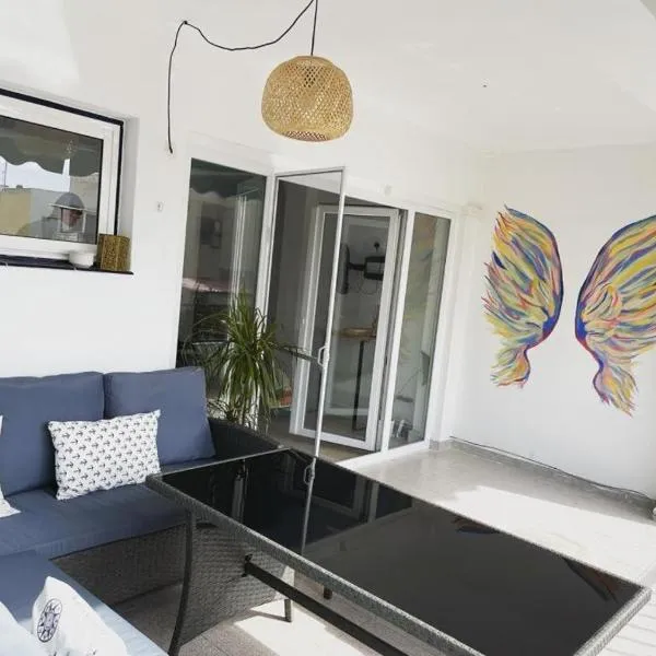 Seaview escape - spacious 3 bed beach apartment & terrace, hotel in Puerto de Sagunto