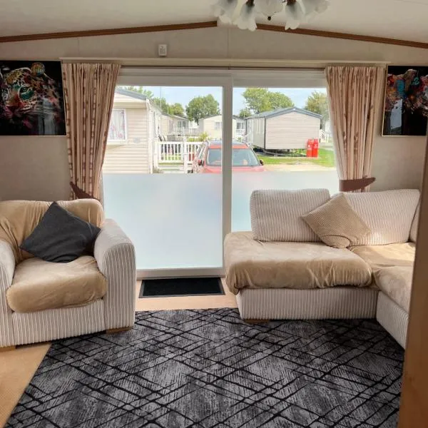 2 Bedroom Mini Lodge near the beach, hotel in Walton-on-the-Naze
