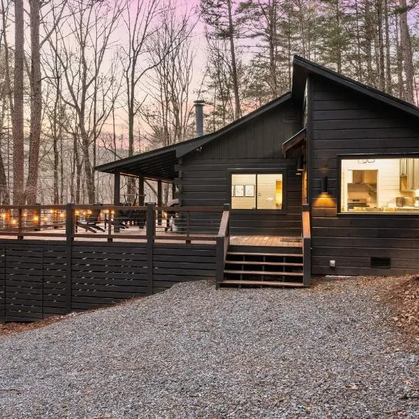 Peach & Plumeria Hideaway-2BR Cabin| Hot Tub, Deck, hotel in Cherry Log