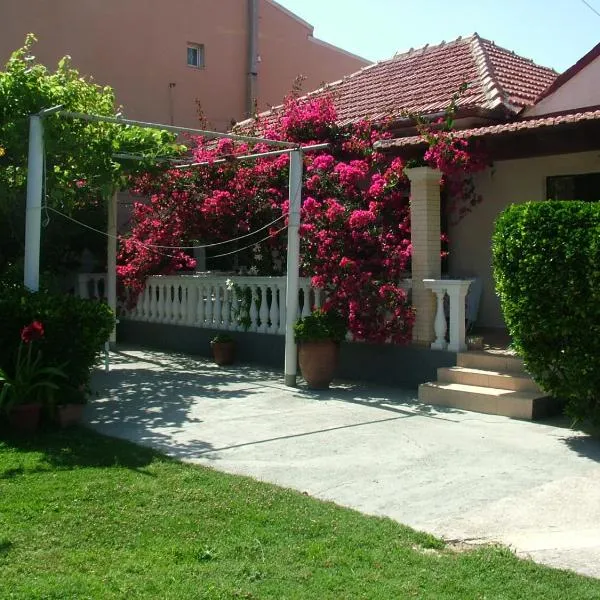 Spiridoula apartments, hotell i Agios Stefanos