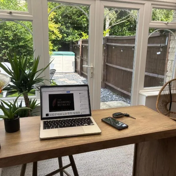 Viesnīca Redwing Retreat Bicester Village - Stylish Retreat Steps from the Shops - 2 Bed House with Garden and Parking pilsētā Bistera