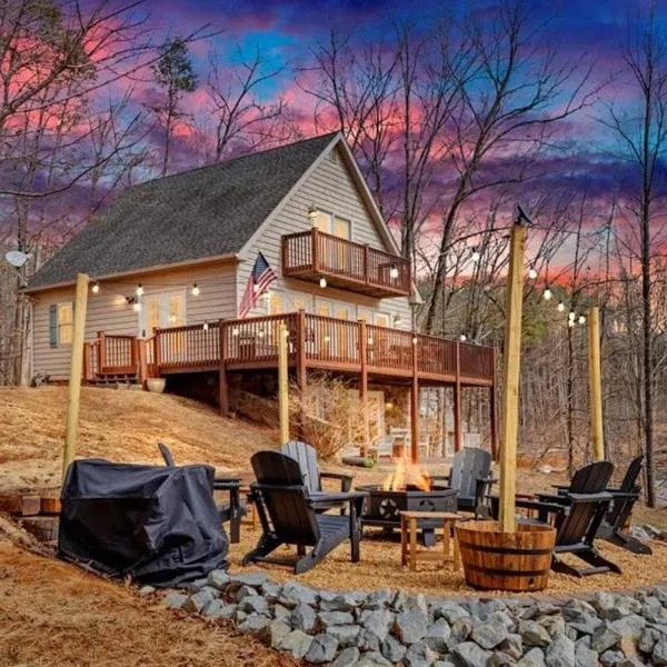 Lakefront 3BR with Dock, Fire Pit, Lawn Games, and Game Room, hotel a Moneta