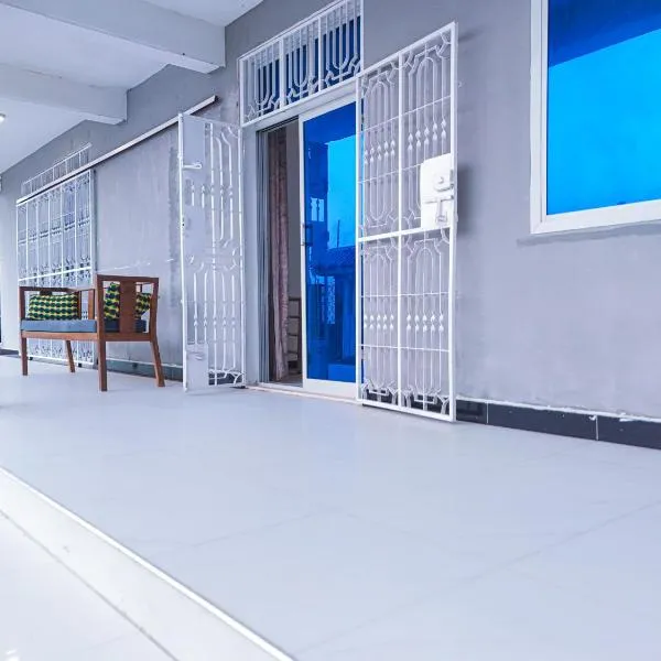 Beachfront Apt Private Terrace & Ocean Views โรงแรมในอูโร
