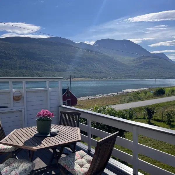 Koselig hus nær sjø og fjell, hotel u gradu 'Nord-Lenangen'