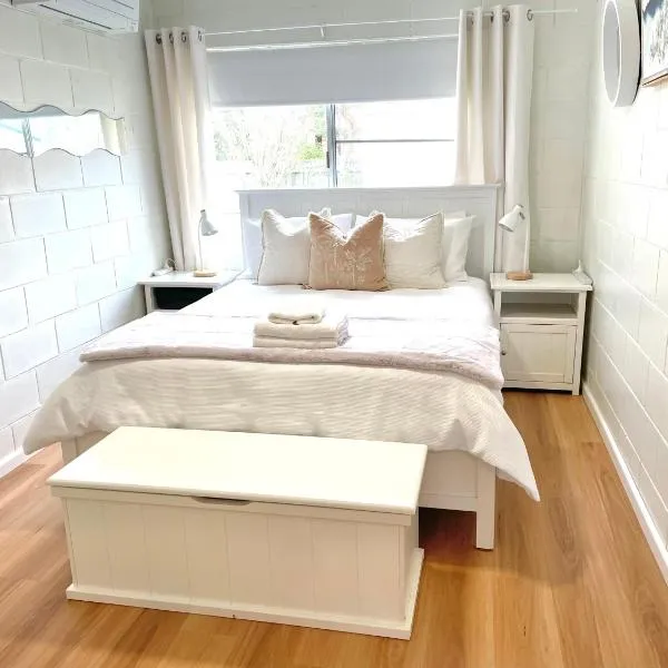 Beachside Family Unit 2 mins walk to beach partial ocean view, hotel in Brooms Head