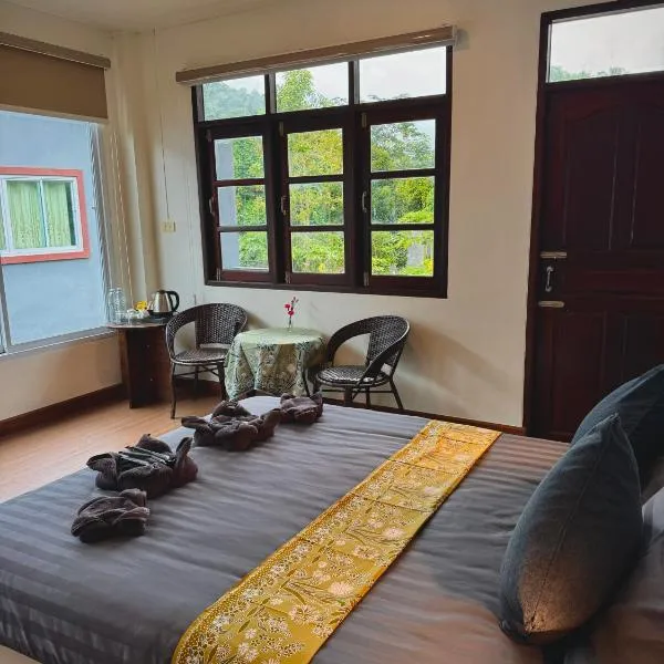 khaosok Center Hostel, hotel v destinaci Khao Sok
