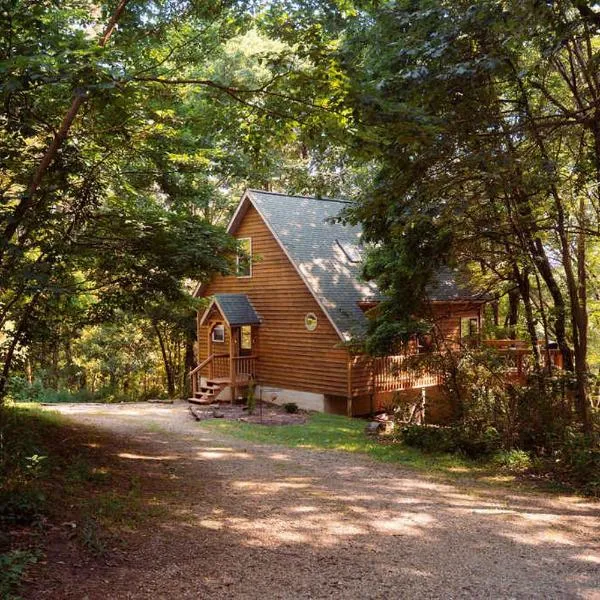 Cheerful Two Bdrm Cabin with Hot Tub & Pet Friendly, hotel a Rockbridge