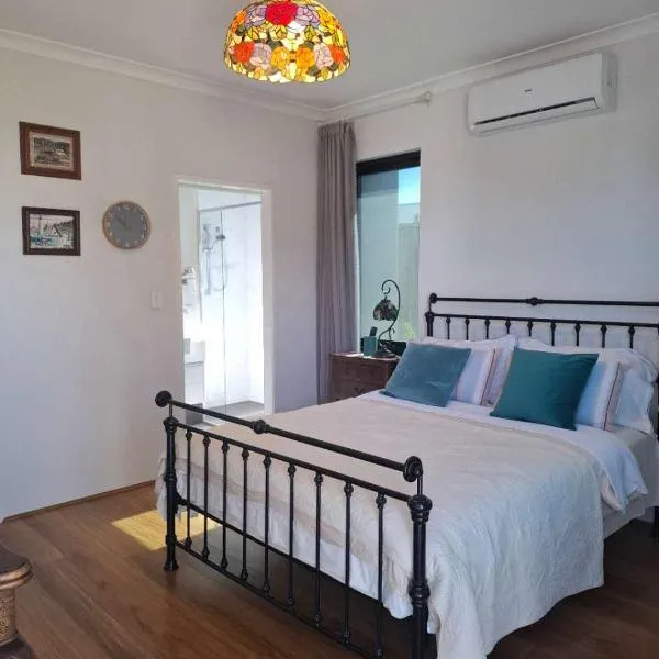 Private Entrance, Guest Suite with Garden View, hotel in Perth