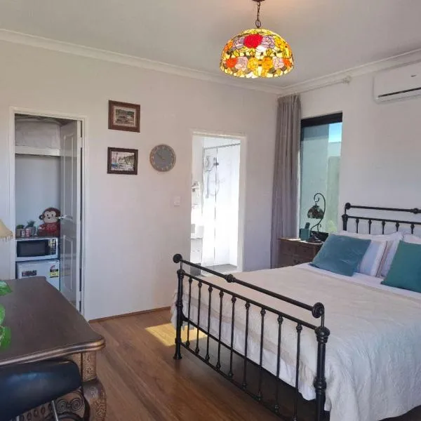 Self- contained Guest Suite, No Overlap With Host, Private Entrance & Garden, hotel u gradu Pert