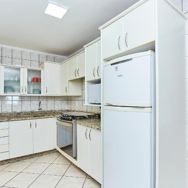 187 Apartamento 50m da Praia. Bela vista ao mar. Em Avenida principal de Bombinhas. - Foto 4
