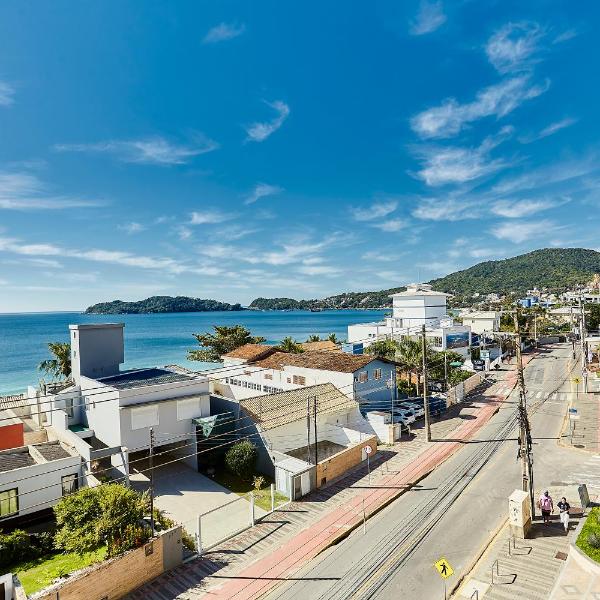 187 Apartamento 50m da Praia. Bela vista ao mar. Em Avenida principal de Bombinhas.