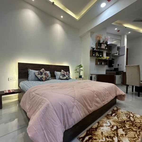 Cozy and luxury downtown studio, ξενοδοχείο σε Noida