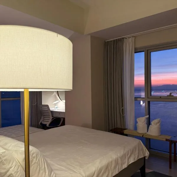 Luxurious 1 Br Facing Manila Bay Sunset Nearby Okada MOA Solaire Ayala Malls, hotel in Manila