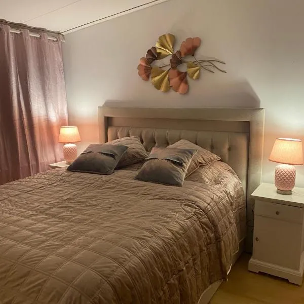 Genourus 4 bedroom family home, hotel in Märsta