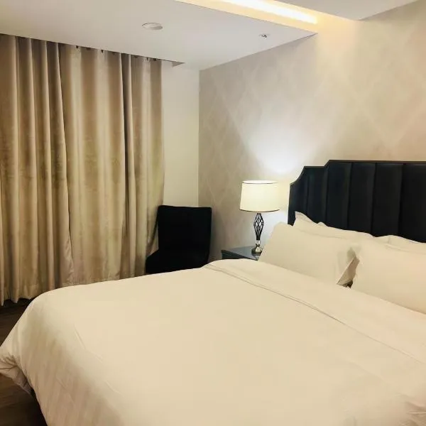 GoldCrest Mall Luxury Apartments with Balcony In DHA Lahore, hotel in Lahore