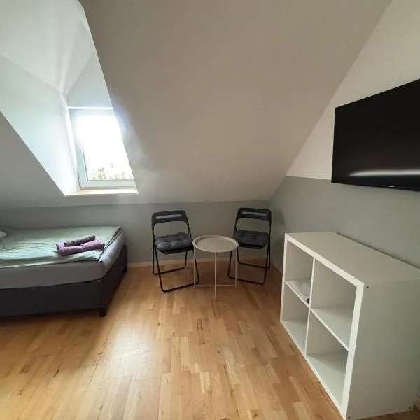 Zimmer für 3 Personen, Kühlschrank-Bad, hotel a Meine