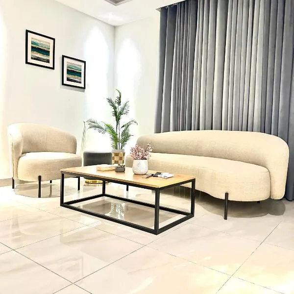 Zameen Aurum Luxury Apartments Gulberg 3 Mirhaa homes -1, hôtel à Lahore