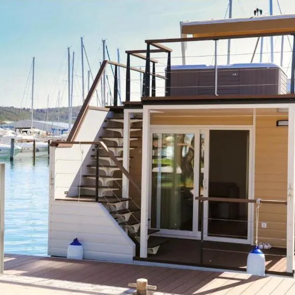 Luxury Houseboat Lavender、ポルトロスのホテル