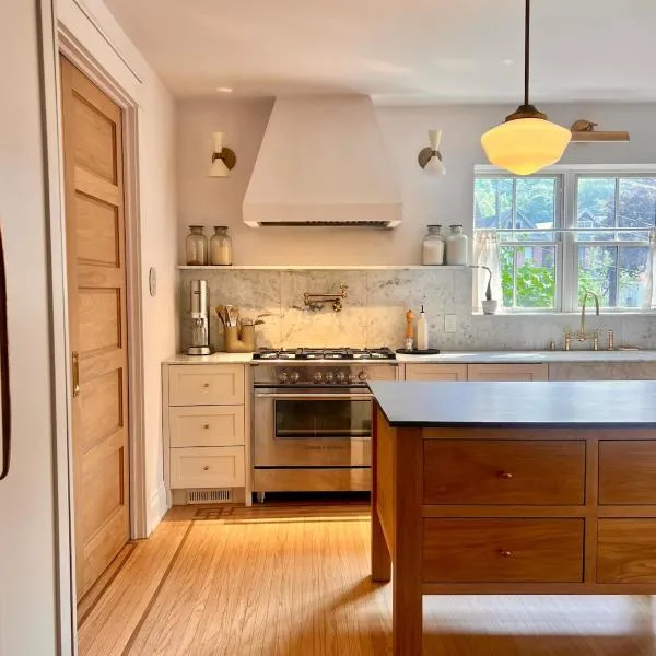 Sun-Filled Century Home, hotel in Hamilton