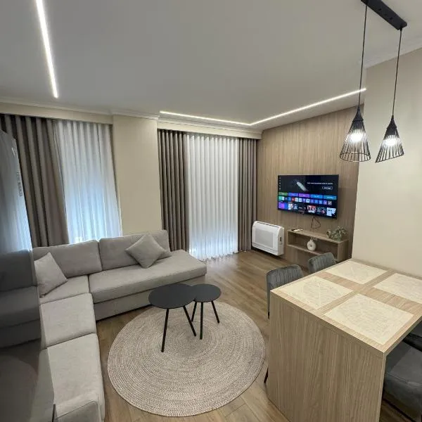 Azure Apartments, hotel in Korçë